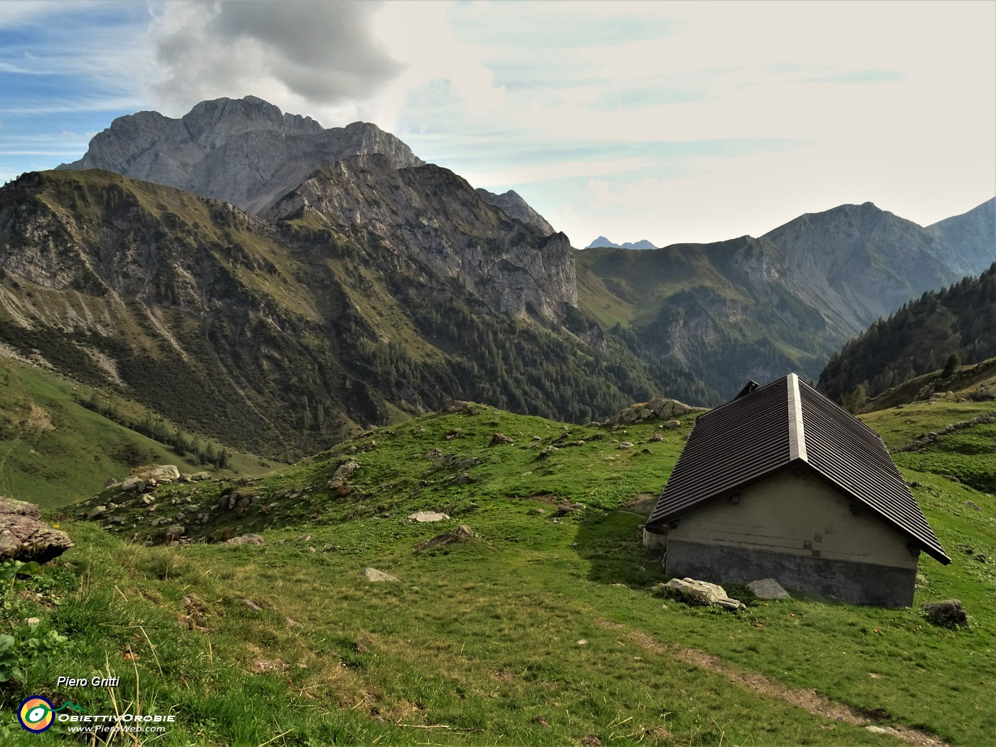 83 Scendendo dal Passo di Mezzeno (2044 m) sul sent. 215 alla conca di Mezzeno.JPG